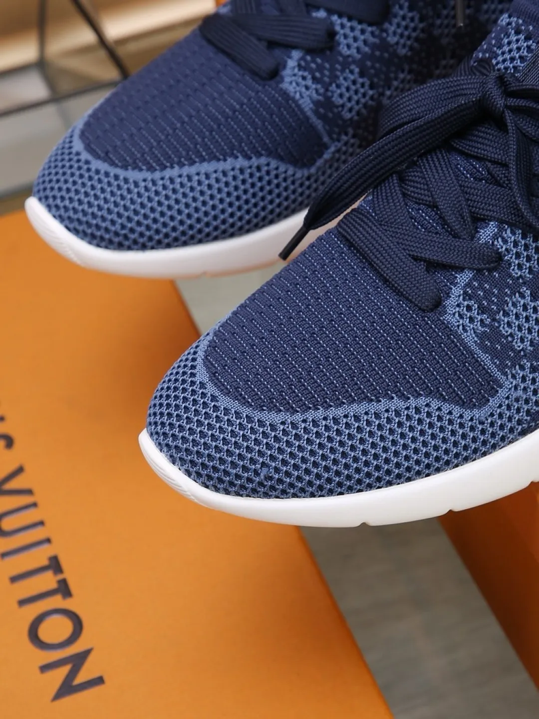 Men's shoes 💰P420💰"LOUI* VUITTO*" latest popular men's casual shoes ✔️This model is made of the original breathable fly woven fabric. The real thing is super shiny⚡️ Fashionable and versatile. The toe last shape is firm and full. The soles are LV original molds and can be put in and out at will. It is light and comfortable for the foot~Purely handmade, details determine the quality! Size:38-44